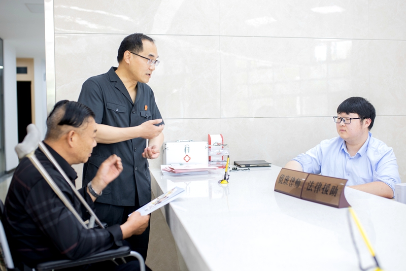 7H7A4777殘疾人志愿者現(xiàn)場體驗(yàn)一站式訴訟服務(wù).jpg