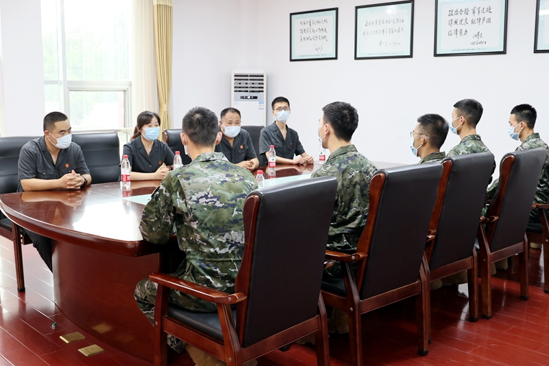 民一庭庭長(zhǎng)陸慧圍繞與日常生活相關(guān)的重點(diǎn)法律條文，與武警官兵們進(jìn)行深入交流，現(xiàn)場(chǎng)答疑解惑、釋法說(shuō)理。并向官兵們贈(zèng)送了《以案釋法·漫畫(huà)民法典》等法律書(shū)籍，引導(dǎo)官兵理性、依法維權(quán)。.JPG