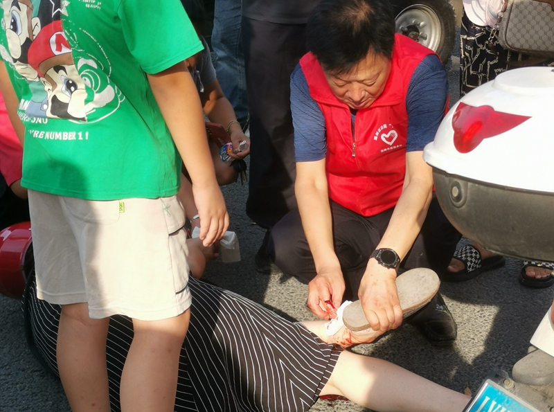 通州法院志愿者正在為受傷群眾進(jìn)行急救.jpg