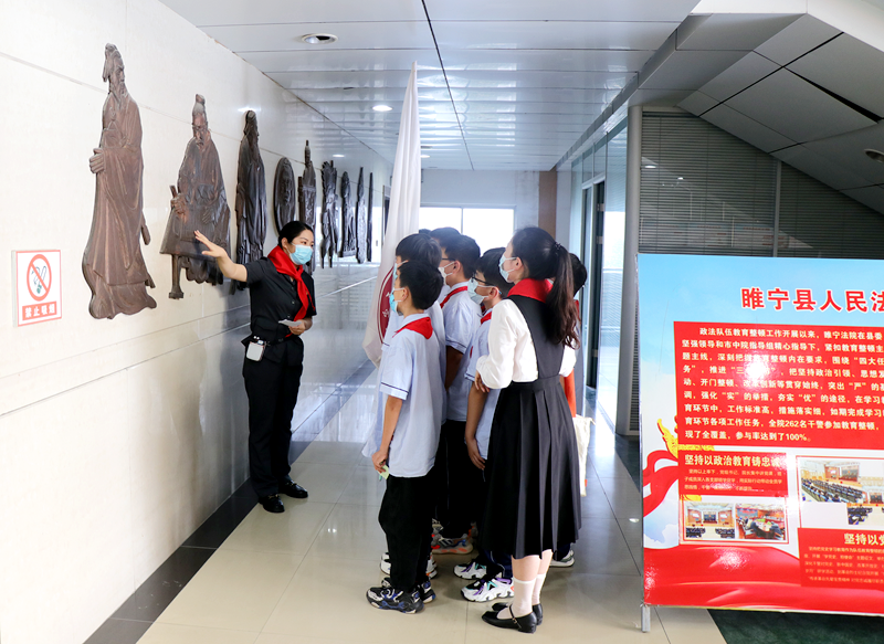 參觀法院文化長(zhǎng)廊.png