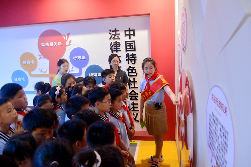 3、讓中國(guó)特色社會(huì)主義法治理念在小朋友們心中扎根.jpg