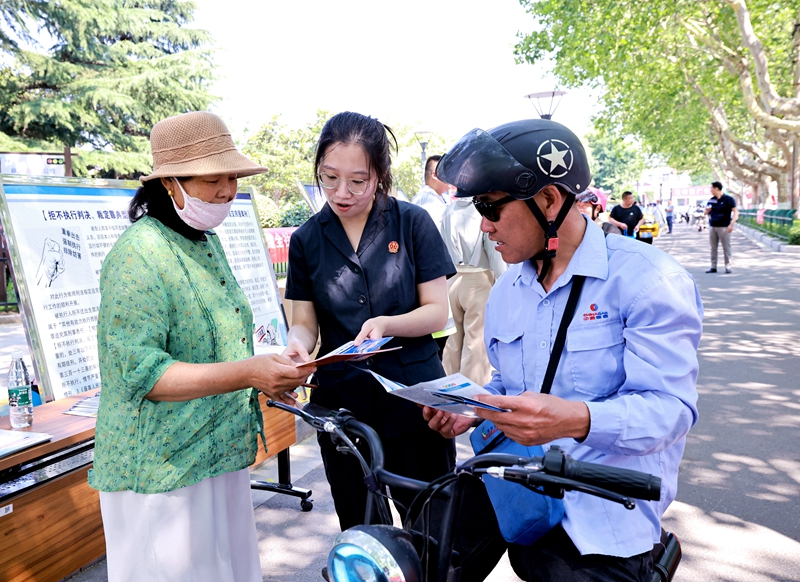 干警們通過懸掛宣傳橫幅、設(shè)置法律咨詢臺(tái)、發(fā)放宣傳冊(cè)等方式，和過往的群眾互動(dòng)交流，并以典型案例為切入點(diǎn)，詳細(xì)講解“失信被執(zhí)行人”的概念以及失信的法律后果、法院依法懲治“老賴”采取的措施，引導(dǎo)群眾主動(dòng)關(guān)心個(gè)人信用記錄，形成健康的消費(fèi)習(xí)慣，共建和諧有序的社會(huì)信用體系 (3).JPG