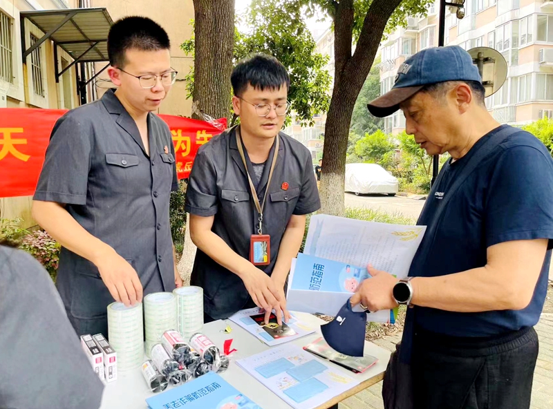虎丘法院干警進社區(qū)宣傳禁毒活動.jpg
