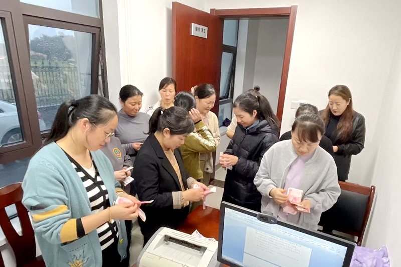 十幾名女工在通州法院執行局領取期盼已久的工資.jpg