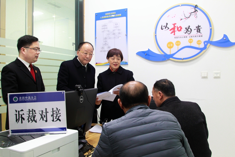 仲裁員聯合法官通過“訴裁調一體化商事解紛中心”，高效化解“訴裁對接”案件。.jpg