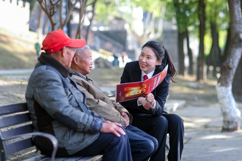 2025年4月13日，江蘇省興化市人民法院干警在公園向群眾宣傳國家安全知識。 3(1).JPG
