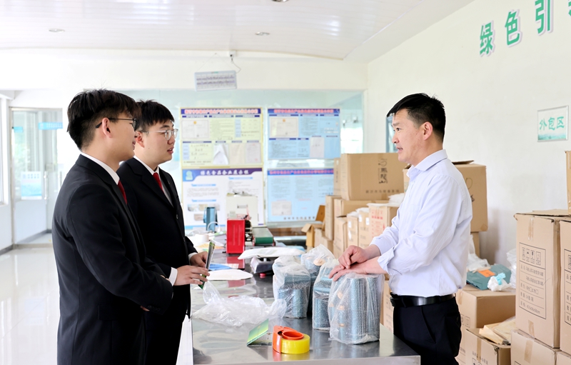 王雨璠攝 干警們走進新沂市馬陵山某茶廠開展知識產權普法進企業活動1.jpg