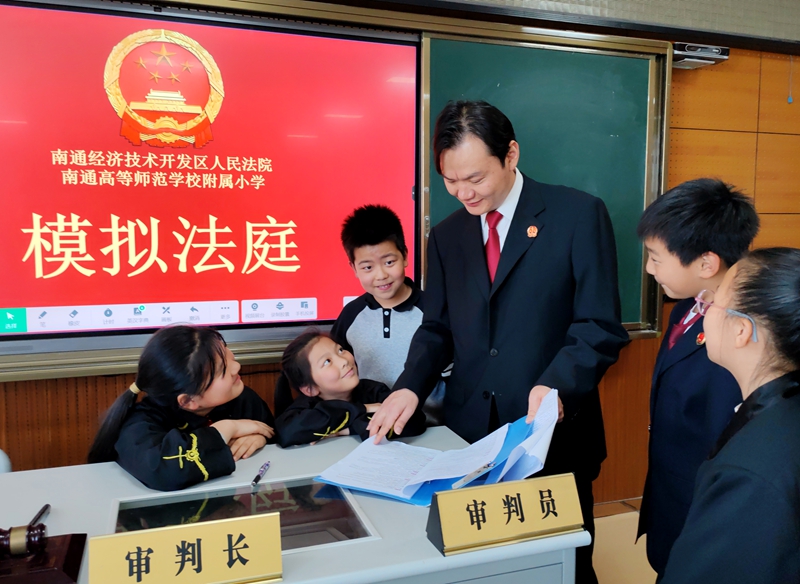 圖3學生們仔細聆聽法官講解.jpg